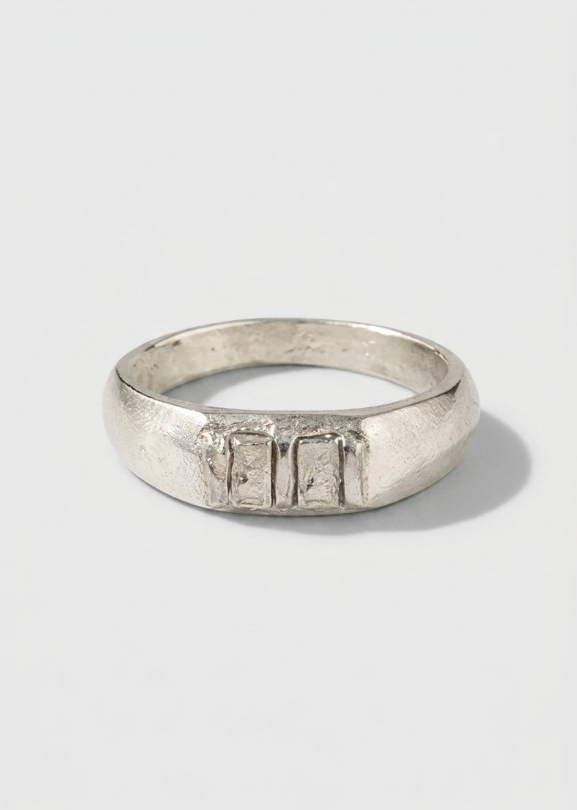 Slim baguette ring